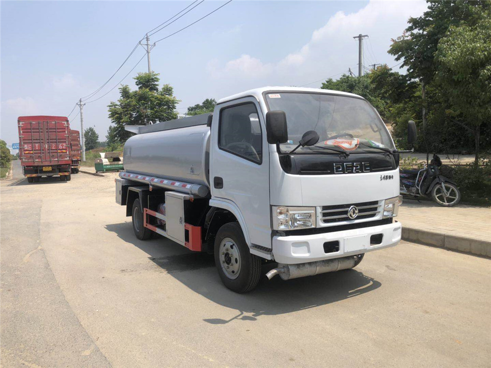5噸加油車-東風(fēng)多利卡5噸國三不上戶加油車（內(nèi)藏加油機）