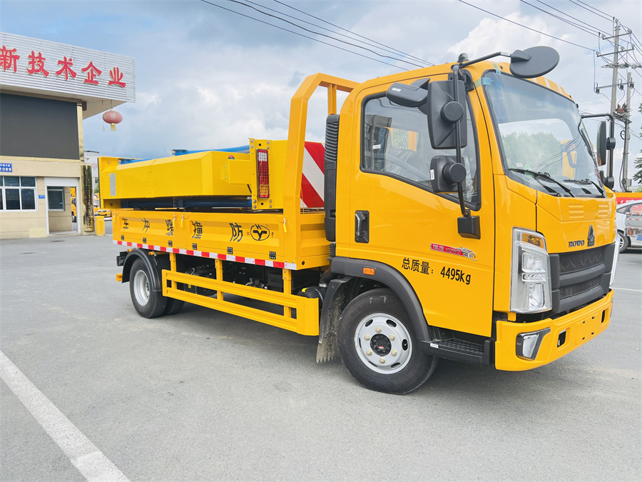 100K防撞緩沖車(chē)-藍(lán)牌重汽100K防撞緩沖車(chē)