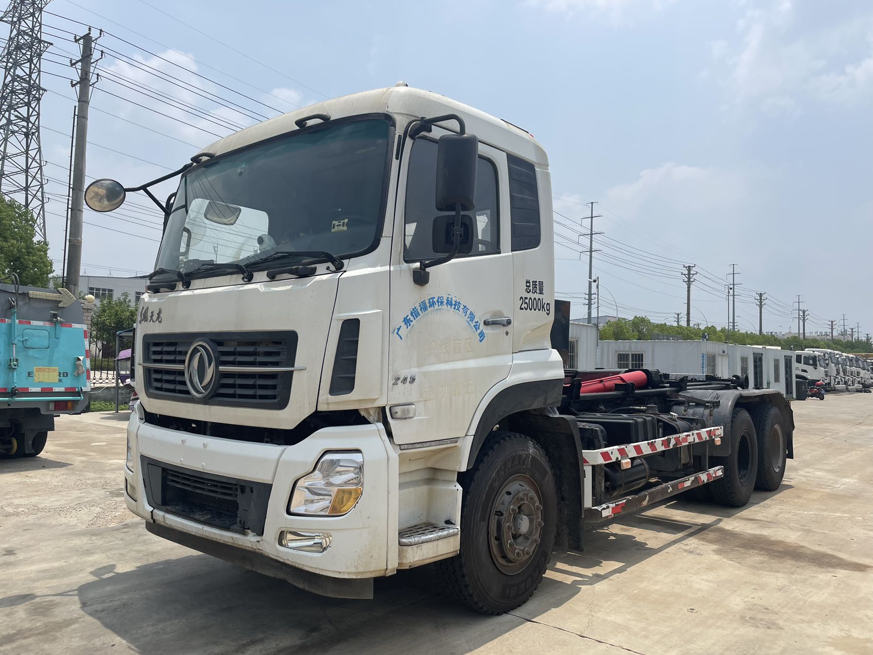 天龍后八輪勾臂(同款2臺(tái)) 2??年份：2019年5月 3??發(fā)動(dòng)機(jī)：康機(jī)245馬力，國(guó)五 4??底盤(pán)配置：東風(fēng)天龍底盤(pán)，5700軸距，7檔變速箱，1100鋼絲