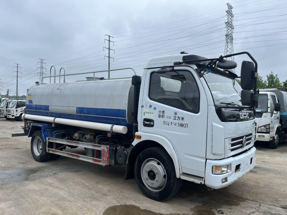 二手10方灑水車 2??年份：2020年5月 3??發(fā)動(dòng)機(jī)：朝柴156馬力，國(guó)五 4??底盤(pán)配置：東風(fēng)多利卡底盤(pán)，3800軸距，245真空胎，六檔變速箱，備胎未