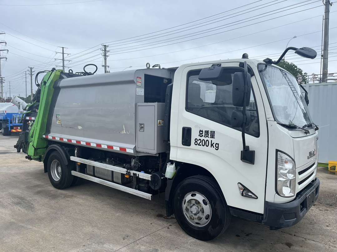 二手國(guó)六中聯(lián)6方壓縮垃圾車 2??年份：2021年5月 3??發(fā)動(dòng)機(jī)：江鈴152馬力，國(guó)六 4??底盤(pán)配置：江鈴凱運(yùn)底盤(pán)，3360軸距，750鋼絲胎，五檔變速箱