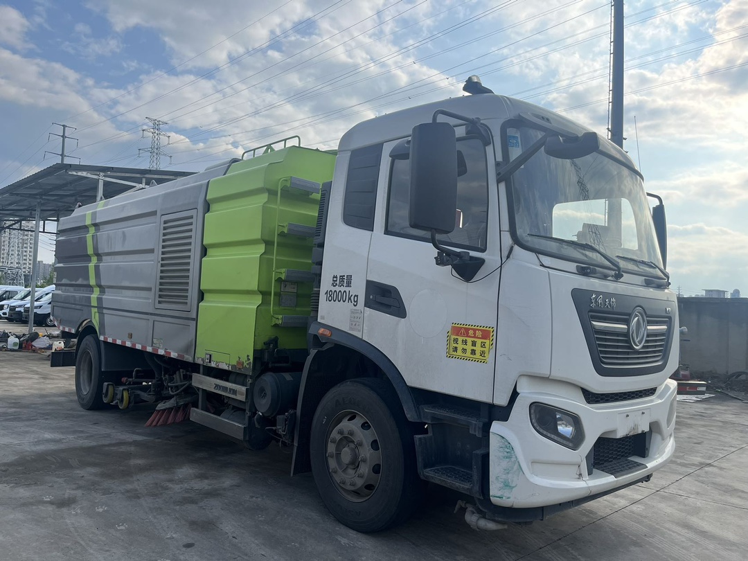 二手中聯(lián)16方洗掃車 2??年份：2021年5月 3??發(fā)動(dòng)機(jī)：康機(jī)230馬力，國(guó)六 3??底盤(pán)配置：東風(fēng)天錦底盤(pán)，六檔變速箱，5300軸距，275真空胎 4?