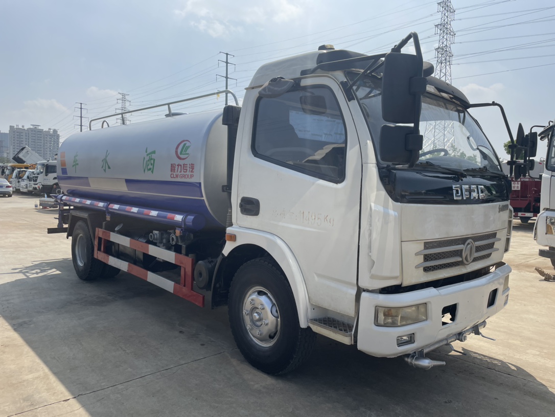  1??車型：10方灑水車 2??年份：2016年11月 3??發(fā)動(dòng)機(jī)：朝柴140馬力，國(guó)四 4??底盤(pán)配置：東風(fēng)多利卡，3800軸距，六檔變速箱， 5??上裝