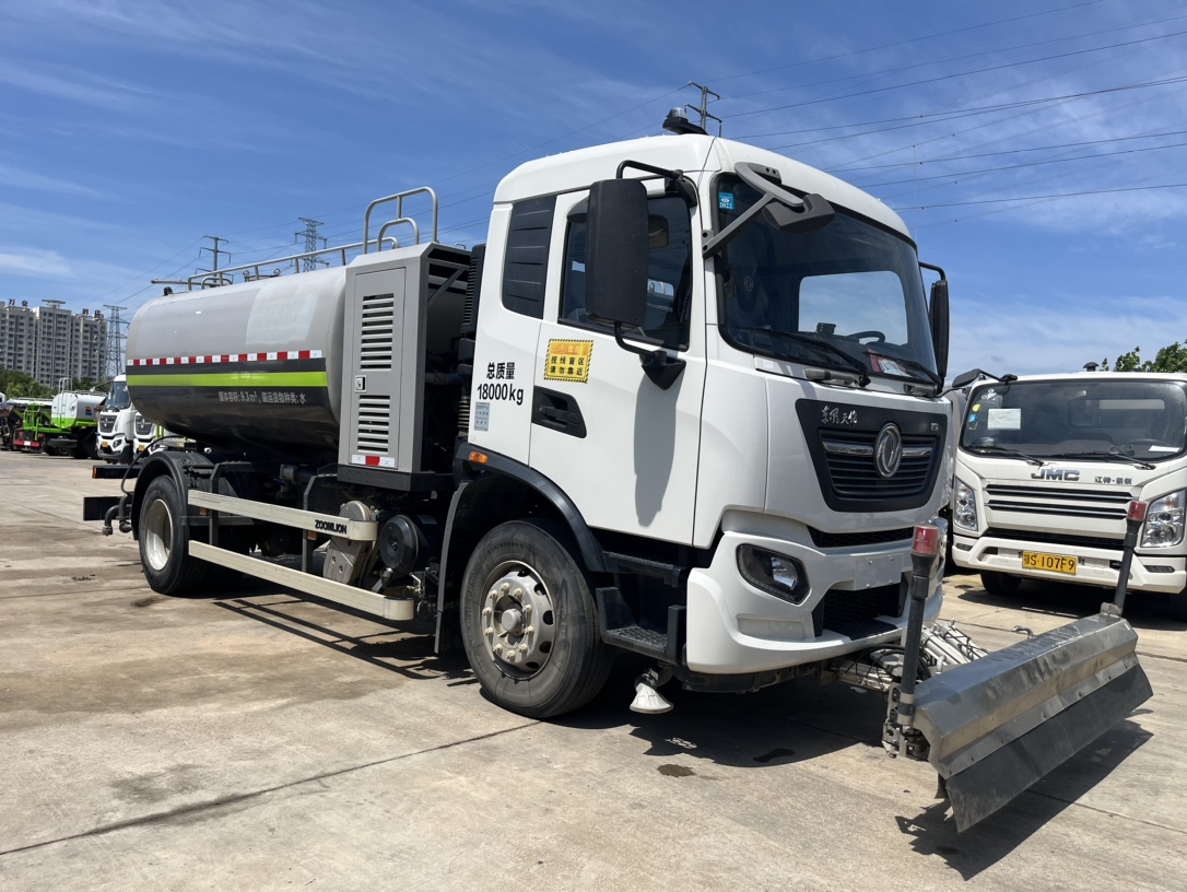 二手國(guó)六東風(fēng)天錦清洗車 2??年份：2021年5月 3??發(fā)動(dòng)機(jī)：康機(jī)230馬力，國(guó)六 4??底盤(pán)配置：東風(fēng)天錦底盤(pán)，六檔變速箱，4500軸距，275真空胎，