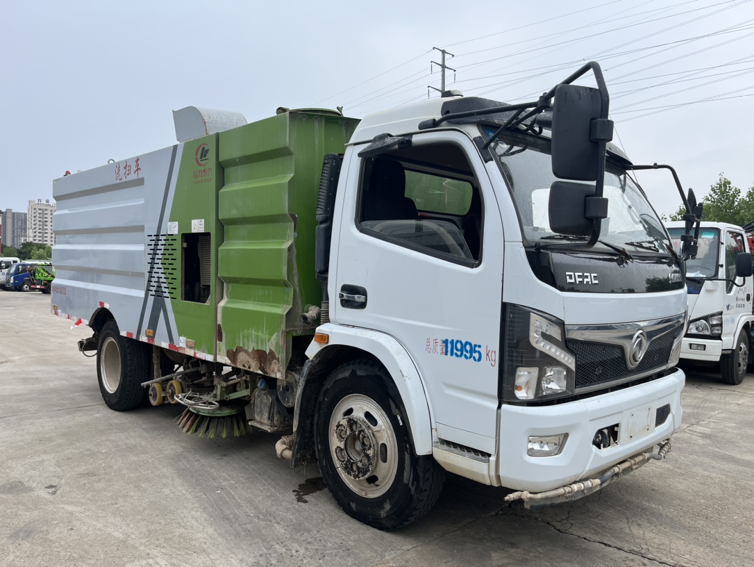 二手國(guó)六8方洗掃 2??年份：2021年4月 3??發(fā)動(dòng)機(jī)：云內(nèi)150馬力，國(guó)六 4??底盤(pán)配置：東風(fēng)福瑞卡底盤(pán)，3800軸距，825鋼絲胎，六檔變速箱。 5?